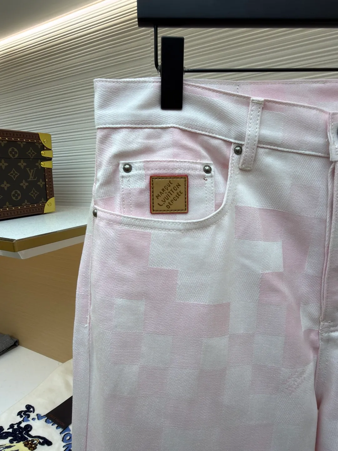 LOUIS VUITTON checkerboard straight jeans ●Original version: purchased and developed at 15150 ●Item number: 1681545-B45 ●Fabric: denim fabric ●Technology: washed production ●Color: pink ●Version: fitted version ●Weight: about 815 grams ●Size: 28-30-32-34-36 ●Description: These jeans are made of high-quality denim fabrics. They use multi-color splicing and jacquard technology to present a unique plaid texture. The pink color tone shows fashionable personality. Classic denim fit, metal buttons and zippers at the waist, opening and closing smoothly and fitting the body shape. The leather tag logo on the back waist adopts genuine leather embossing technology, with clear brand information and high-quality texture. The sewing adopts professional denim sewing technology, the stitch length is fine and firm, and the texture transition of the trousers body joints is natural. From the jacquard weaving of denim fabrics to the control of craftsmanship details, every process reflects Louis Vuitton's pursuit of craftsmanship precision and trendy style. It not only retains the casual wearability of jeans, but also shows the brand's light luxury recognition through jacquard splicing. It is a fusion of denim classics and innovative craftsmanship. The overall wiring is straight and delicate, the fabric is comfortable and soft, and the color is consistent without color difference. It can be matched with the same style to create a fashionable look and control various occasions. Customized accessories, complete with three standards, same style for men and women!